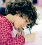 Photo d'un enfant en train d'écrire
