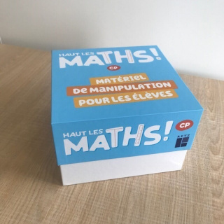 Haut les maths ! CP - Boite de matériel de manipulation (jetons et cubes empilables)